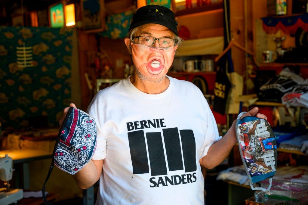 Wyatt es un fan del senador 
<a href="https://www.univision.com/temas/bernie-sanders">Bernie Sanders</a>, según sus publicaciones en Instagram en donde también lo promueve en tapabocas, sin embargo, en su negocio una de las mascarillas más buscadas es la de una mueca del presidente 
<a href="https://www.univision.com/temas/donald-trump">Donald Trump</a>. Sanders es uno de los políticos más populares en California, mientras que a Trump los republicanos evitan mencionarlo para no perder adeptos, según confesó la líder del partido republicano 
<a href="https://www.univision.com/local/sacramento-kuvs/elecciones-estados-unidos-2020/en-california-es-mejor-no-hablar-de-trump-los-republicanos-prefieren-enfocarse-en-lo-local">Jessica Millan Patterson</a>.
<br>