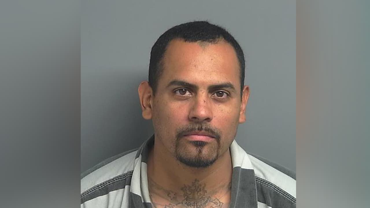 Adan Campuzano - Posesión de arma de fuego