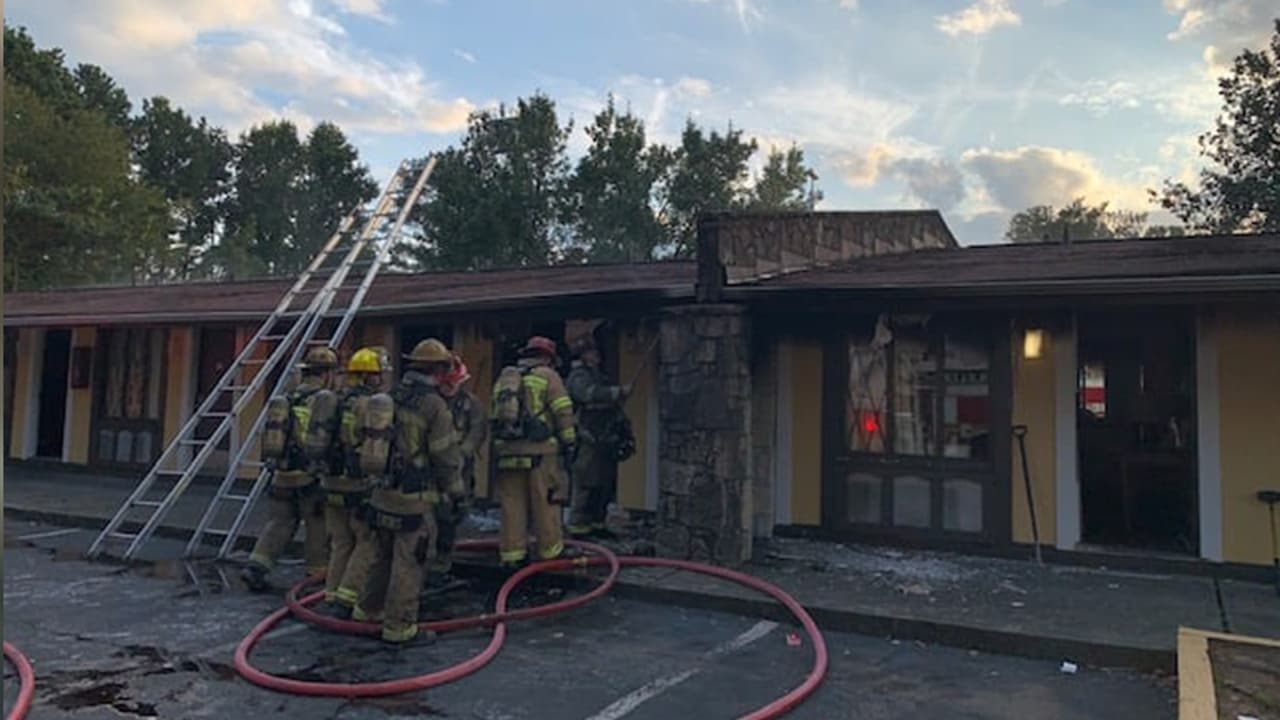 El incendio de pequeña proporción generó pánico en los huéspedes de un hotel en Norcross el sábado por la noche.