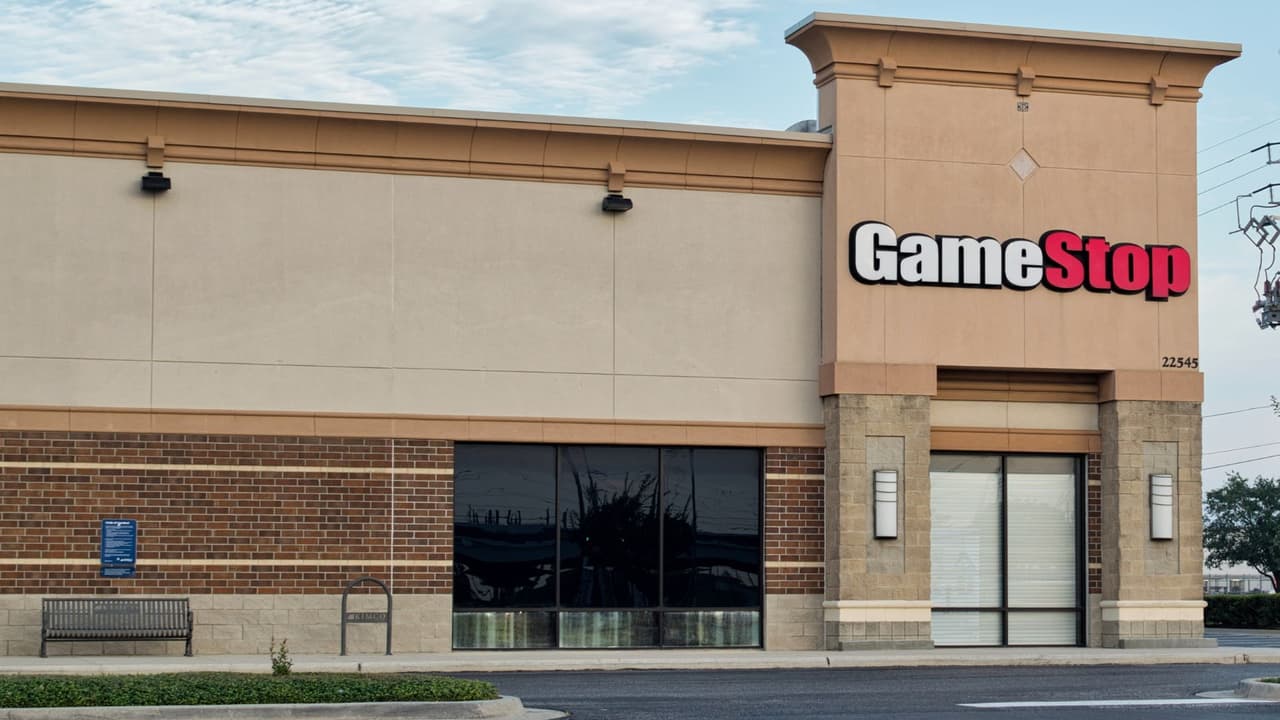 <h3 class="cms-H3-H3">GameStop: Menos tiendas en Texas</h3>
<br>
<b>GameStop está cerrando una serie de sus tiendas este año, y algunas de ellas estarán en Texas</b>. La gente ya no compra tanto en tiendas físicas de videojuegos, ya que prefieren descargar juegos desde sus consolas o PC.
<br>
<b>Ubicaciones afectadas: </b>Las tiendas de GameStop en áreas menos pobladas son las que cerrarán primero. No han revelado la lista.
<br>
<b>Impacto:</b> Los jugadores que solían visitar estas tiendas para comprar juegos o consolas deberán buscar opciones en línea.