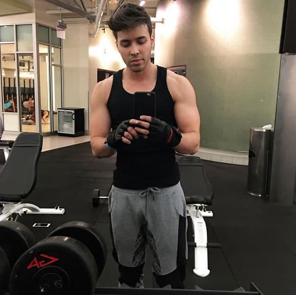 Además, compartió varias fotos candentes donde presumía cómo trabajaba su físico.