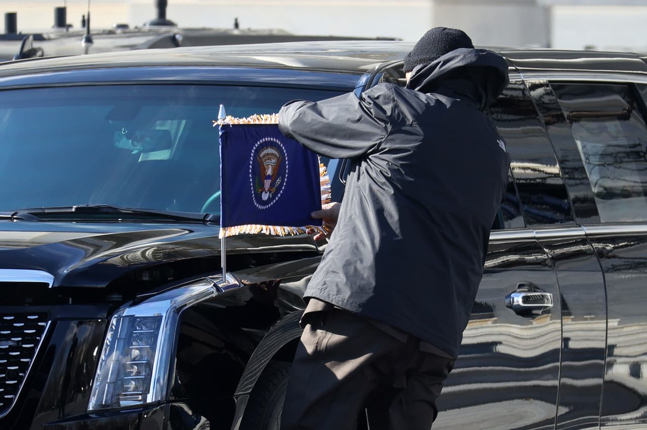 El Servicio Secreto aún no ha soltado prenda sobre las especificaciones técnicas o las amenidades con que cuenta esta generación de ‘La Bestia’, pero los rumores indican que cuenta con sistemas de seguridad tanto defensiva, incluyendo ventanas y carrocerías a prueba de artillería pesada, como ofensiva con lanza cohetes capaces de causar daños considerables en la defensa de su ilustre pasajero. También se ha dicho que sus equipos de primeros auxilios cuentan con una provisión de sangre compatible con la del presidente.