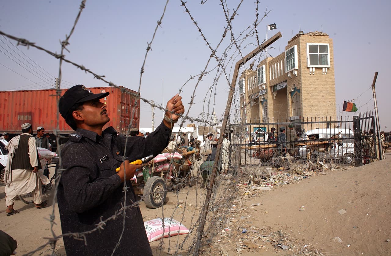 <b>Pakistán - Afganistan. </b>Pakistán se protege de su vecino Afganistán, desde donde miles de migrantes intentan ingresar diariamente para trabajar o refugiarse de los conflictos internos de su país. Cerca de dos millones de afganos viven actualmente en Pakistán. En la fotografía, un guardia de fronteras paquistaní repara una cerca entre Boldak, Afganistán y Chaman, Paquistán. 2 de julio de 2006.