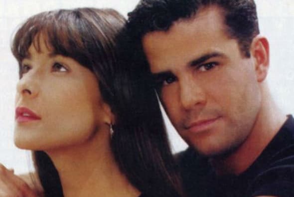 Lorena Rojas protagonizó la telenovela 'Canción de amor' en 1996 junto a Eduardo Capetillo. En esta historia interpretó a Ana, una joven que luchaba por el amor de Renzo, un cantante de rock, y por sobrevivir pues padecía leucemia.