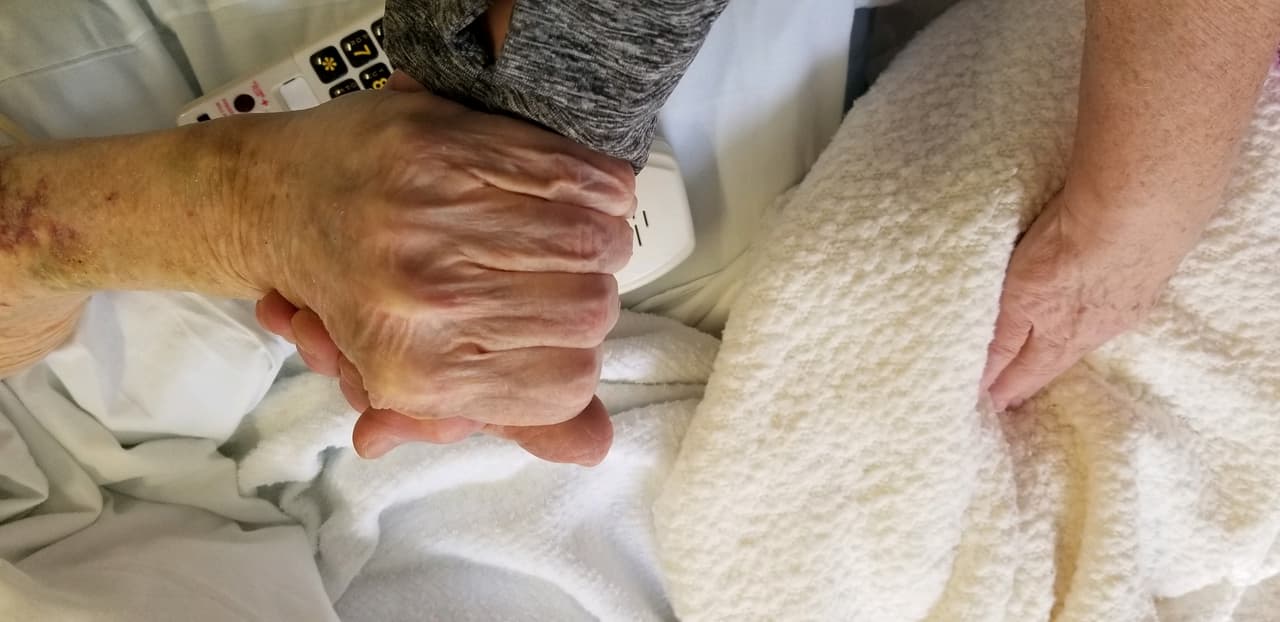 <b>Geneva y su hija Cami. </b>Sus cuatro hijos vivos se apresuraron a ir a su lado, aunque no podían abrazarla, no podían darle un beso. "Este es un regalo de Dios", dijo Geneva a Cami cuando los médicos informaron el 22 de marzo que después de la internación de semanas, Geneva estaba libre de coronavirus.