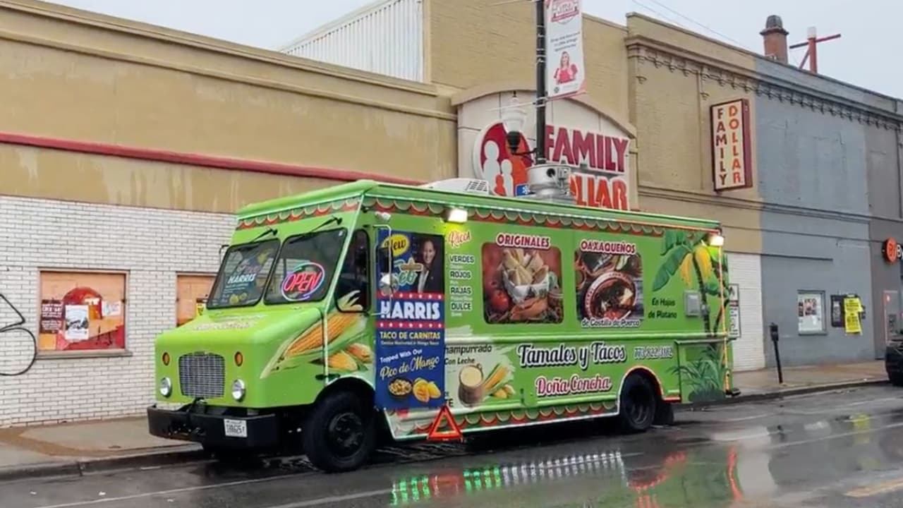 En este camión de comida, ubicado en La Villita, es que María Concepción Vázquez montó su negocio: Tacos y Tamales Doña Concha. Y como también vende tamales, se inventó el Tamala, otro de sus platillos que prometen dar el sabor latino a la Convención Nacional Demócrata.