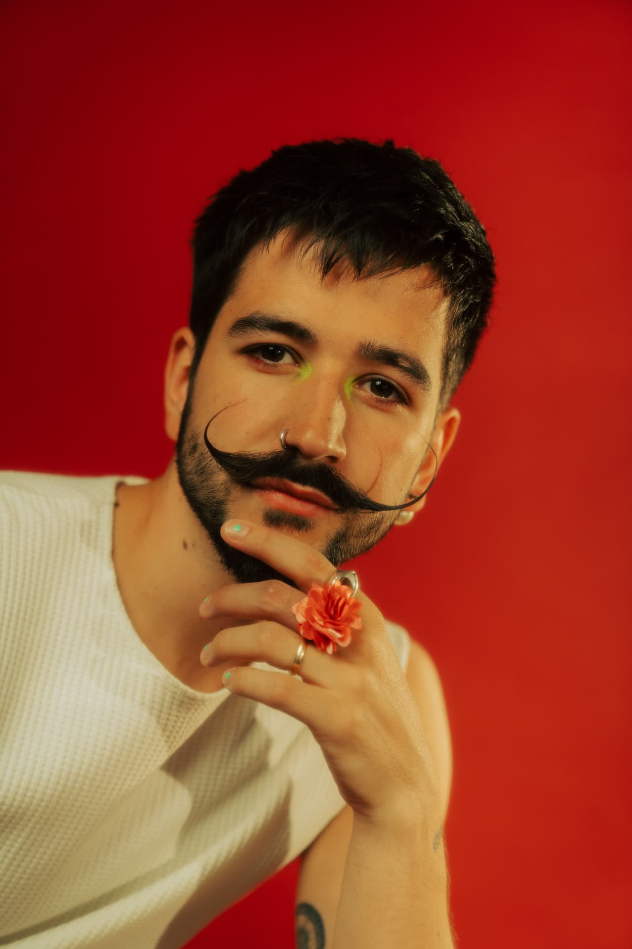 <h2 class="cms-H2-H2">Camilo</h2>
<br>
<br>Camilo interpretará por primera vez en televisión su exitosa colaboración junto a Carín León 'Ni Me Debes, Ni Te Debo'. 
<br>
<br>El cantante colombiano compite en ocho categorías para los PJ 2023: 
<b>Artista Premios Juventud Masculino</b>, 
<b>Pop Track Del Año</b>, 
<b>Mejor Álbum Pop</b>,
<b> Mejor Fusión Regional Mexicana</b>, 
<b>Tropical Hit</b>,
<b> Video Con El Mensaje Más Poderoso</b>, 
<b>Juntos Encienden Mis Redes</b> y 
<b>Mejor Fandom</b>.
<br>