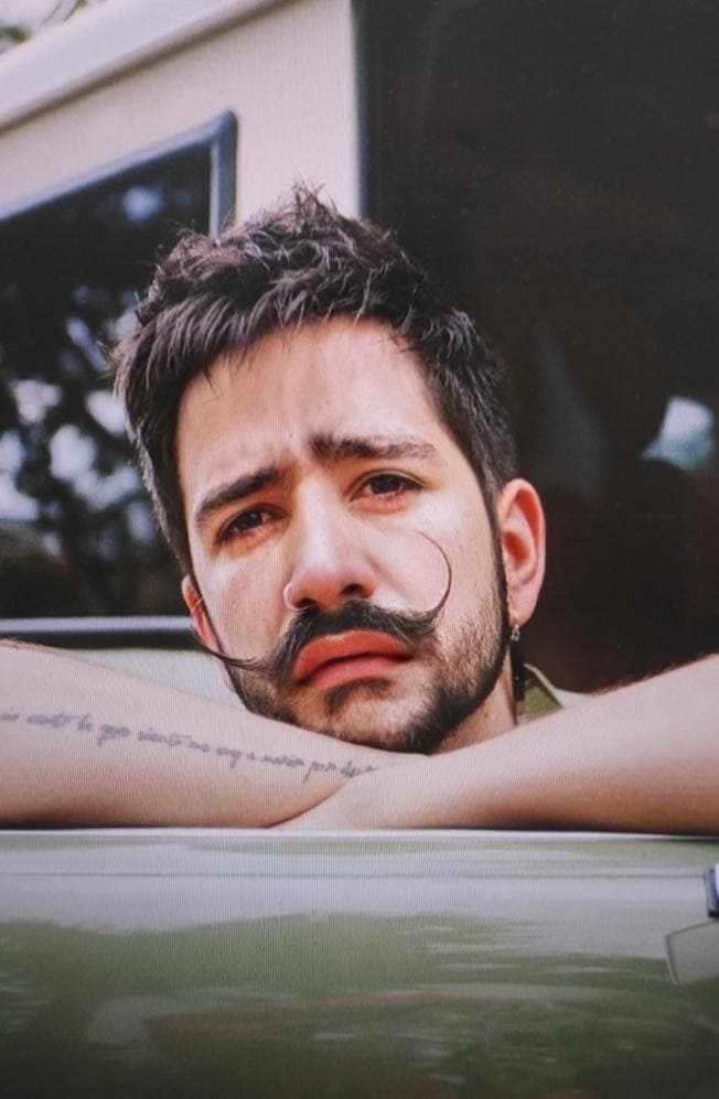 ¿Camilo no estaba feliz por el nacimiento de Índigo? En realidad sí, y nunca se le ha visto triste, pero Snapchat hizo lo imposible.