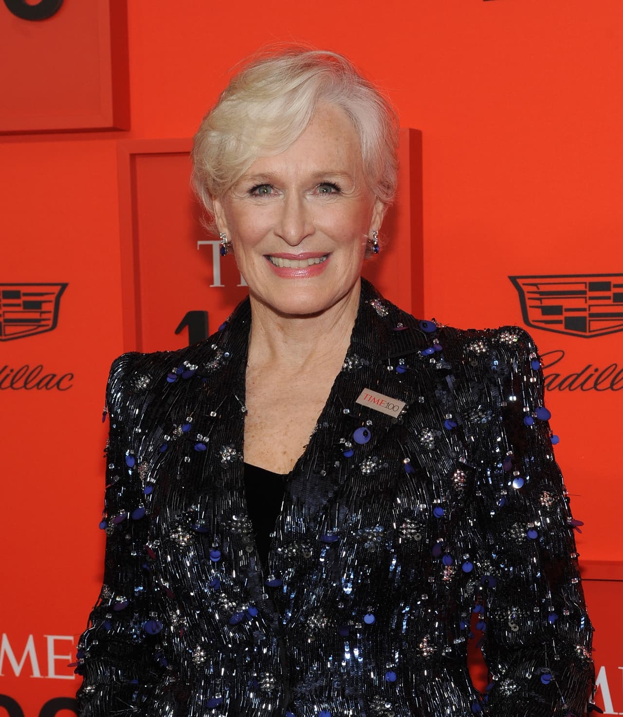 En este evento la mexicana 
<b><a href="https://www.univision.com/shows/despierta-america/glenn-close-le-dedico-unas-bellas-palabras-a-yalitza-aparicio-en-la-alfombra-de-los-premios-oscar-video">volvió a coincidir con Glenn Close, con quien Yalitza compitió</a></b> por el premio Oscar a la Mejor actriz. Glenn Close, que también fue incluida como una de las artistas más influyentes de 2019, acudió con un conjunto diseñado por Armani.