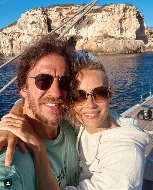 Sin embargo, el pasado 12 de noviembre People en Español compartió las declaraciones de Vanesa Lorenzo, pareja de Carles Puyol, quien fue compañero de Gerard Piqué en el Barça, en donde aclara como fue su relación con ella.
<br>