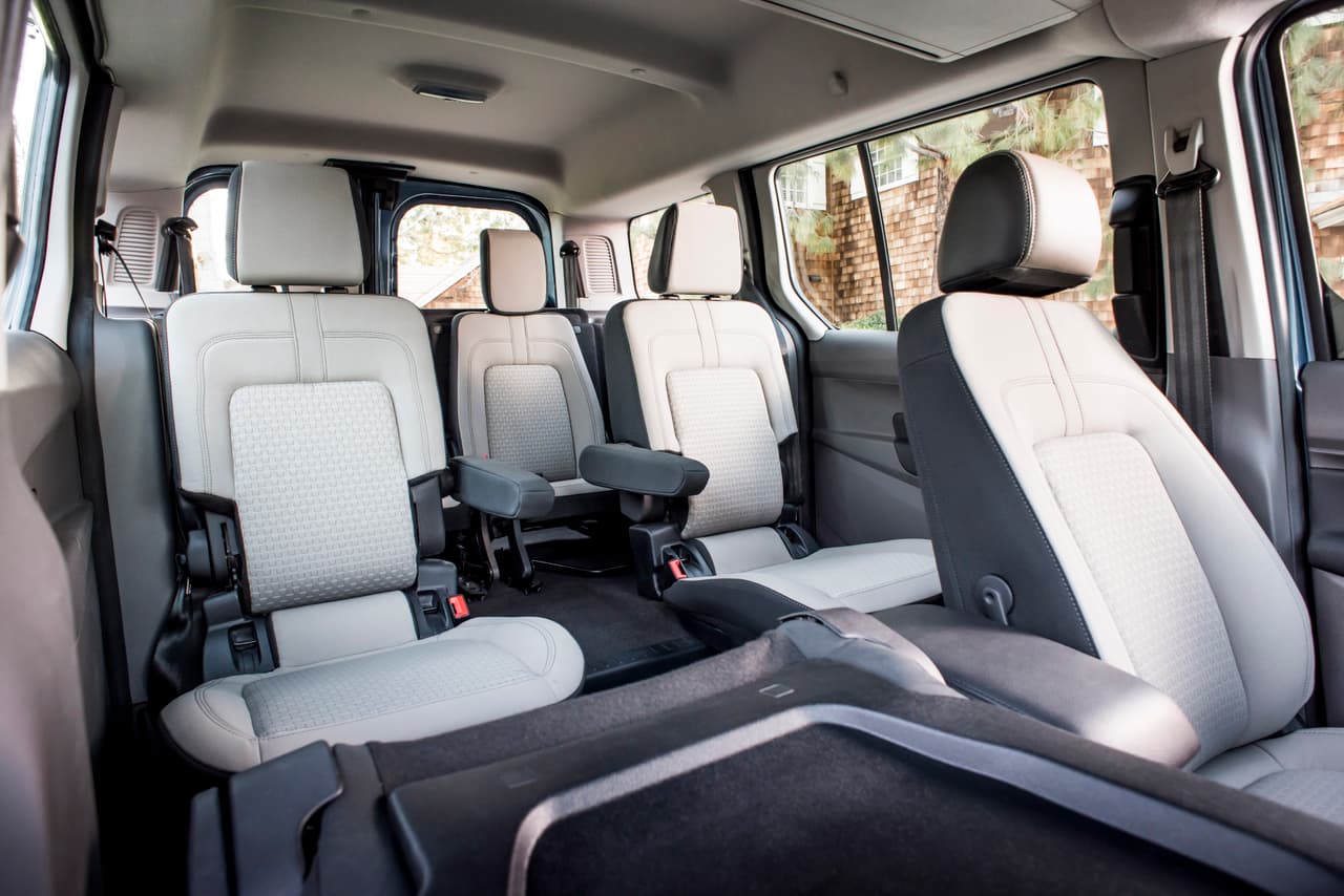 La
<b>flexibilidad de sus asientos, </b>el que se puedan abatir de diferentes formas, es otro de los puntos fuertes de la Ford Transit Connect Wagon 2019