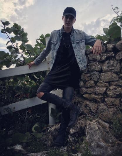 Su color favorito es el azul.