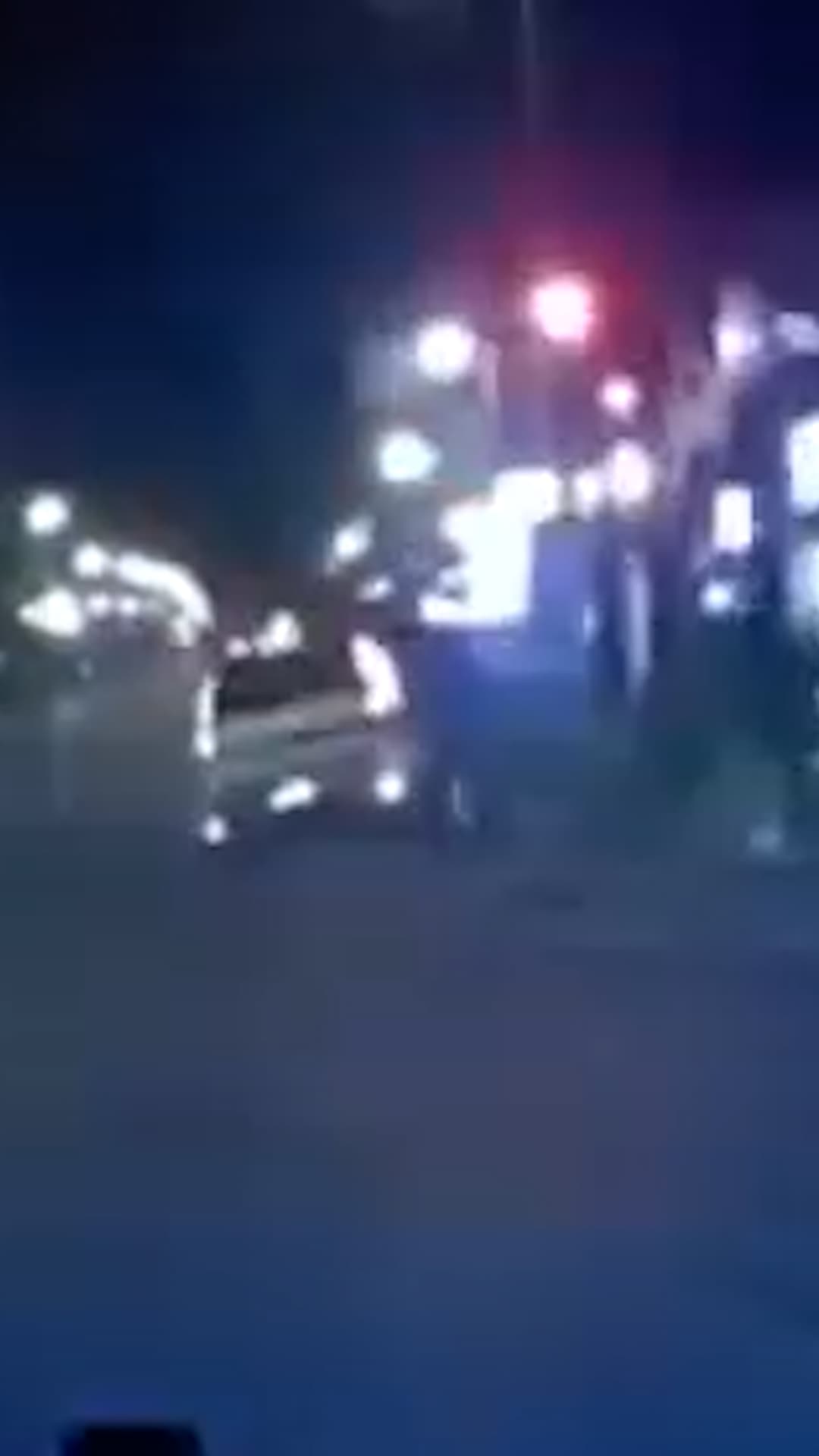 Chocan contra un poste de luz en una persecución