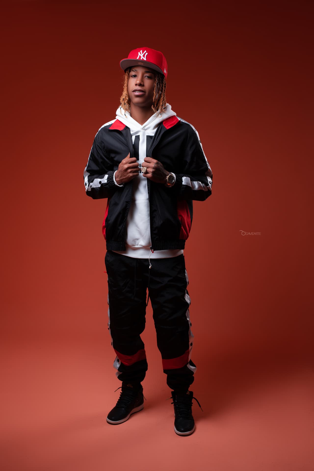 El cantante dominicano
<b> Nino Freestyle</b> ha ganado popularidad internacional gracias a su talento con las palabras rimadas al romper un récord mundial con el tema ‘Jon Z Challenge’. El próximo 22 de julio estará presente en el escenario de la fiesta más grande del verano al lado de Farruko y El Alfa .