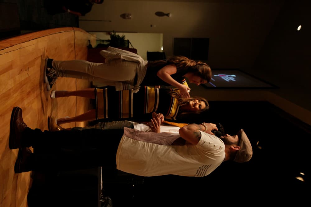 La respuesta de Chino y Nacho fue invitarla a subir al escenario para recibir de propias manos el material de la joven estudiante de la escuela Ronald W. Reagan Doral.