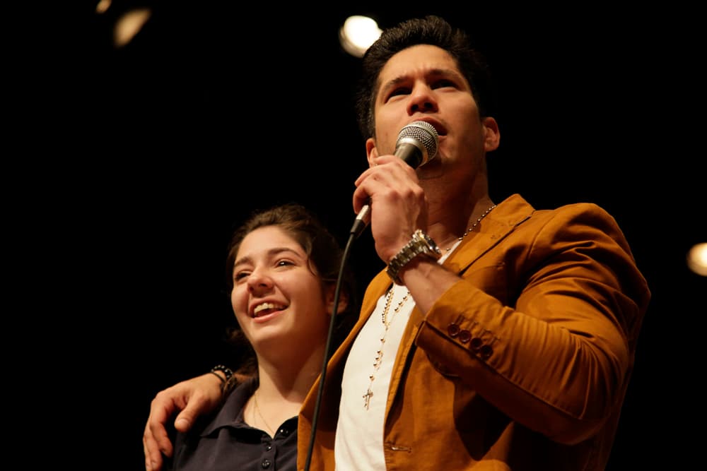 Chino cedió el micrófono a la joven cantante quien con lágrimas y un poco de timidez no podía creer que un sueño se le estaba cumpliendo.