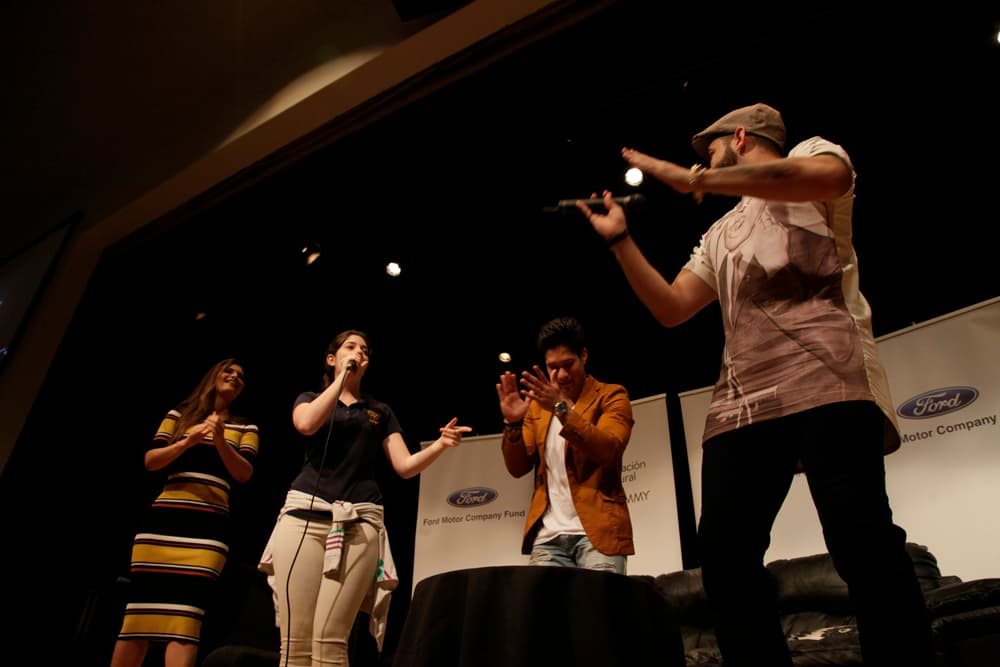 Interpretó una canción de ella con ritmos muy bailables que de inmediato le quitó la timidez y motivó al dúo y a Chiquinquirá Delgado, quien fue la presentadora del evento, a ponerse a bailar.