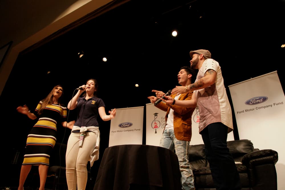 La invitaron a dar una muestra de su talento y sin pensarlo tomó el micrófono y se puso a cantar.