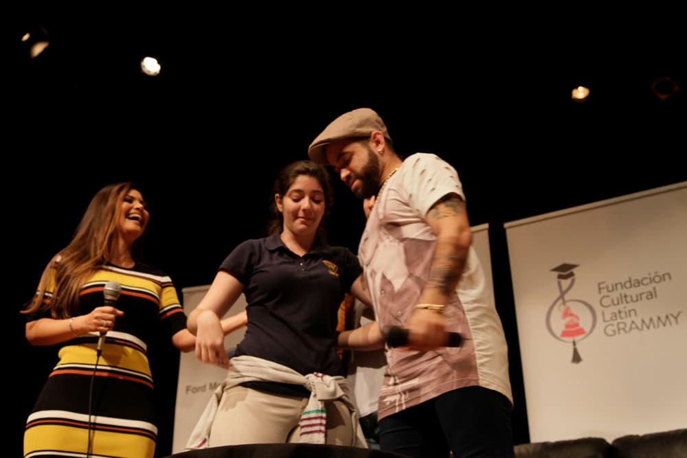 Una joven escuchó las palabras de Chino y Nacho sobre prepararse y aprovechar el momento y lo hizo al presentarles su disco.