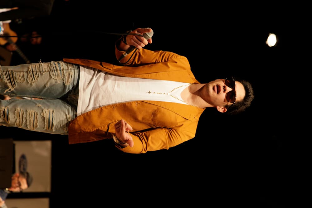 Chino no se esperaba que fuera a cantar pero se vio tan motivado de la banda de guitarra de la escuela que decidió salir a hacerlo.