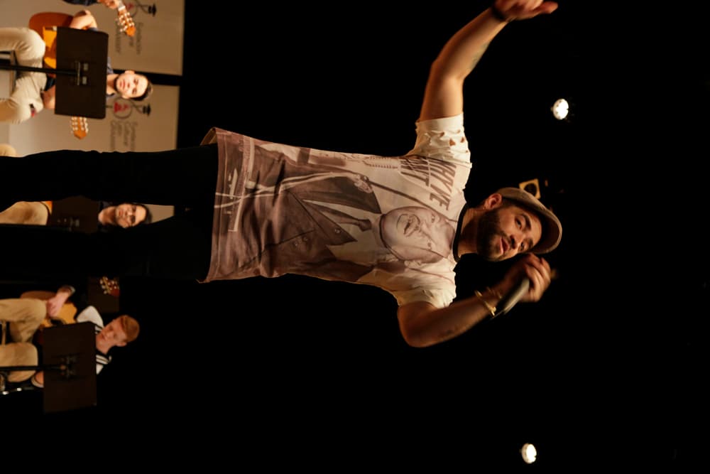 Nacho no se quedó atrás e hizo lo mismo al escuchar a los estudiantes entonar su éxito 'Mi Niña Bonita'.