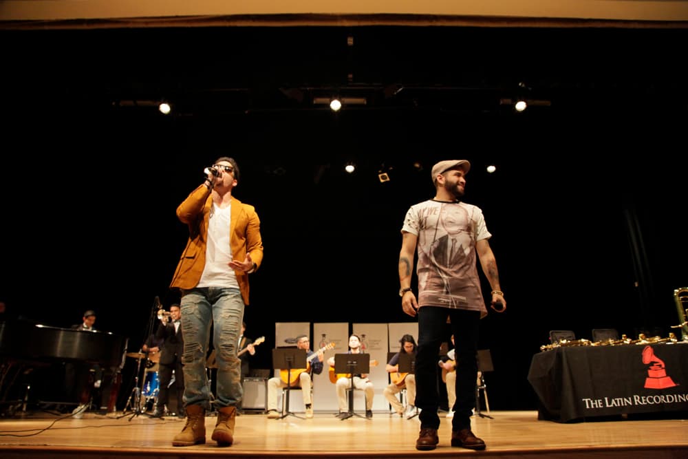 Tras la sesión de preguntas y respuestas los cantantes tomaron el micrófono para mostrar su talento.