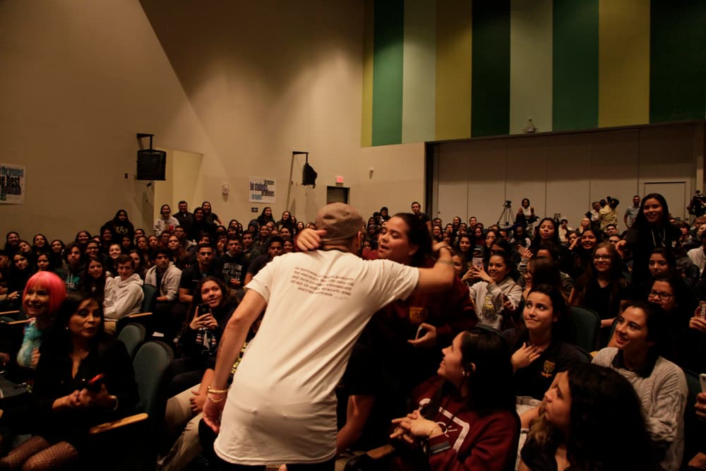 Claro, no dejaron de abrazar y consentir a los estudiantes que resultaron fans de la agrupación.