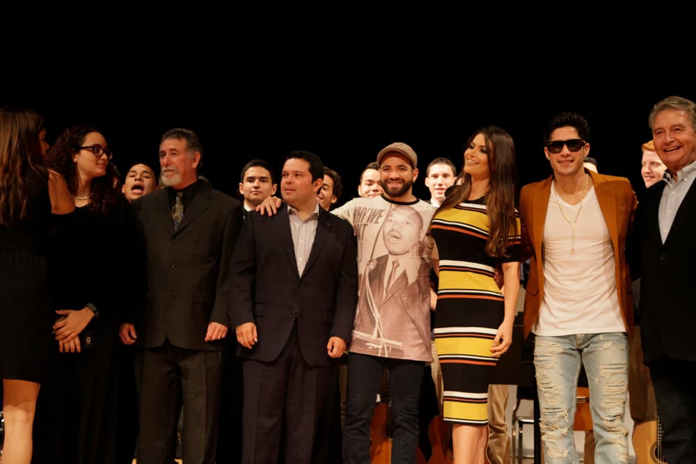 Al final, los artistas se tomaron la foro del recuerdo con todos los participantes y organizadores de este evento de Latin GRAMMY en las Escuelas.