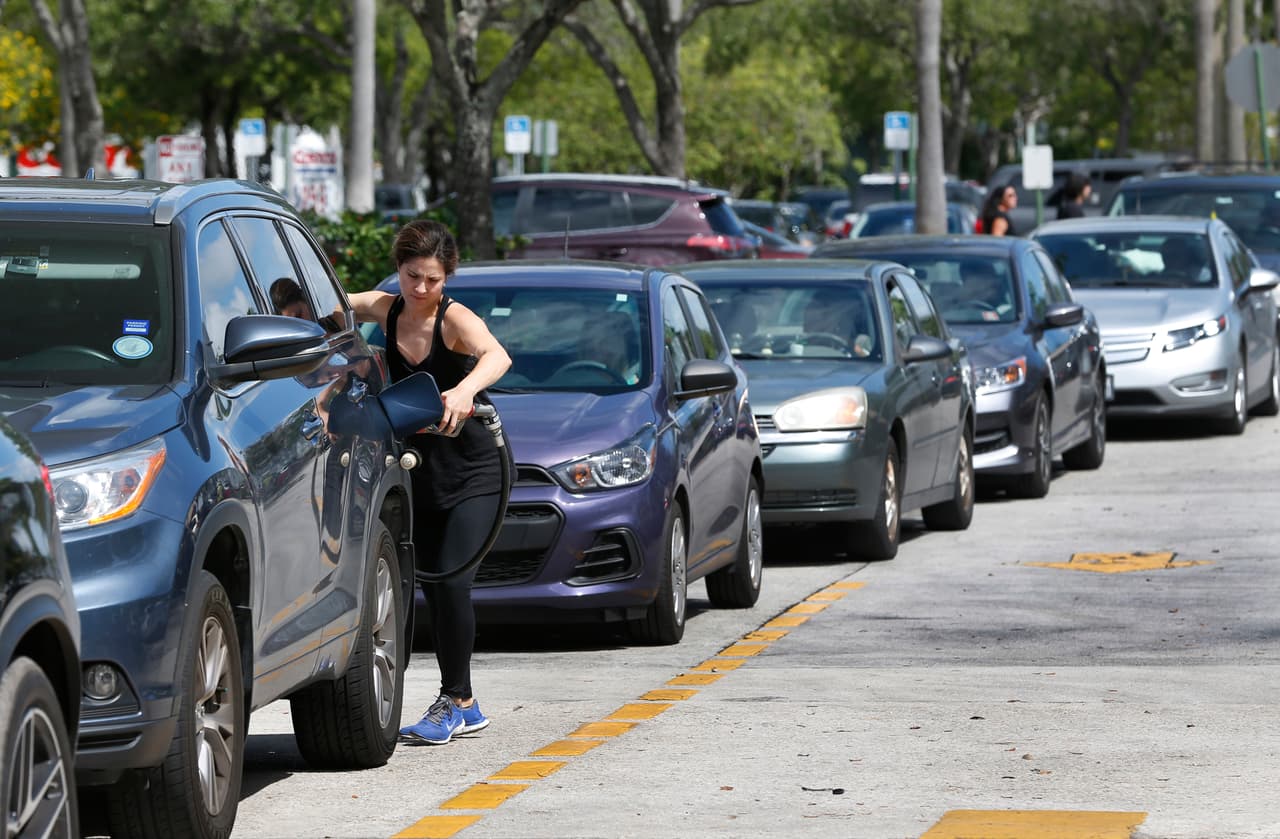 Una larga fila en la gasolinera de Costco, en North Miami. Hay escasez de combustible y muchas gasolineras están cerradas.
