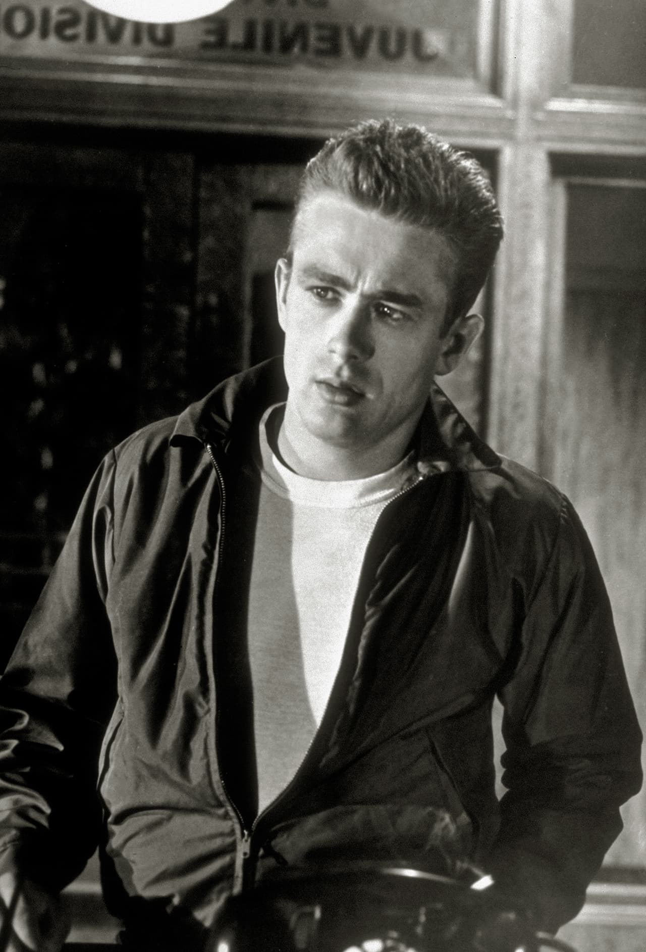 Murió el 30 de septiembre de 1955 a los 24 años al chocar con otro auto en el cruce de las carreteras 466 y 41 a 155 millas (250 kilómetros) de Los Ángeles, cuando pretendía correr su auto Porsche Spyder a alta velocidad para que el motor tuviera mayor rendimiento, explicó el portal 
<a href="http://de10.com.mx/top-10/2018/02/08/james-dean-la-desenfrenada-y-tragica-vida-de-un-rebelde-sin-causa">De10.mx</a>.