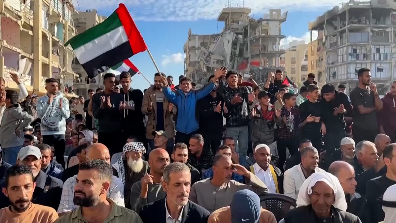 Amor entre escombros: más de 50 parejas celebran una vibrante boda comunitaria en Gaza