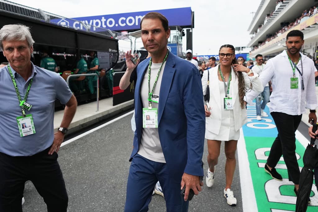 Rafael Nadal camina por el paddock durante el Gran Premio de Fórmula 1 de Miami.