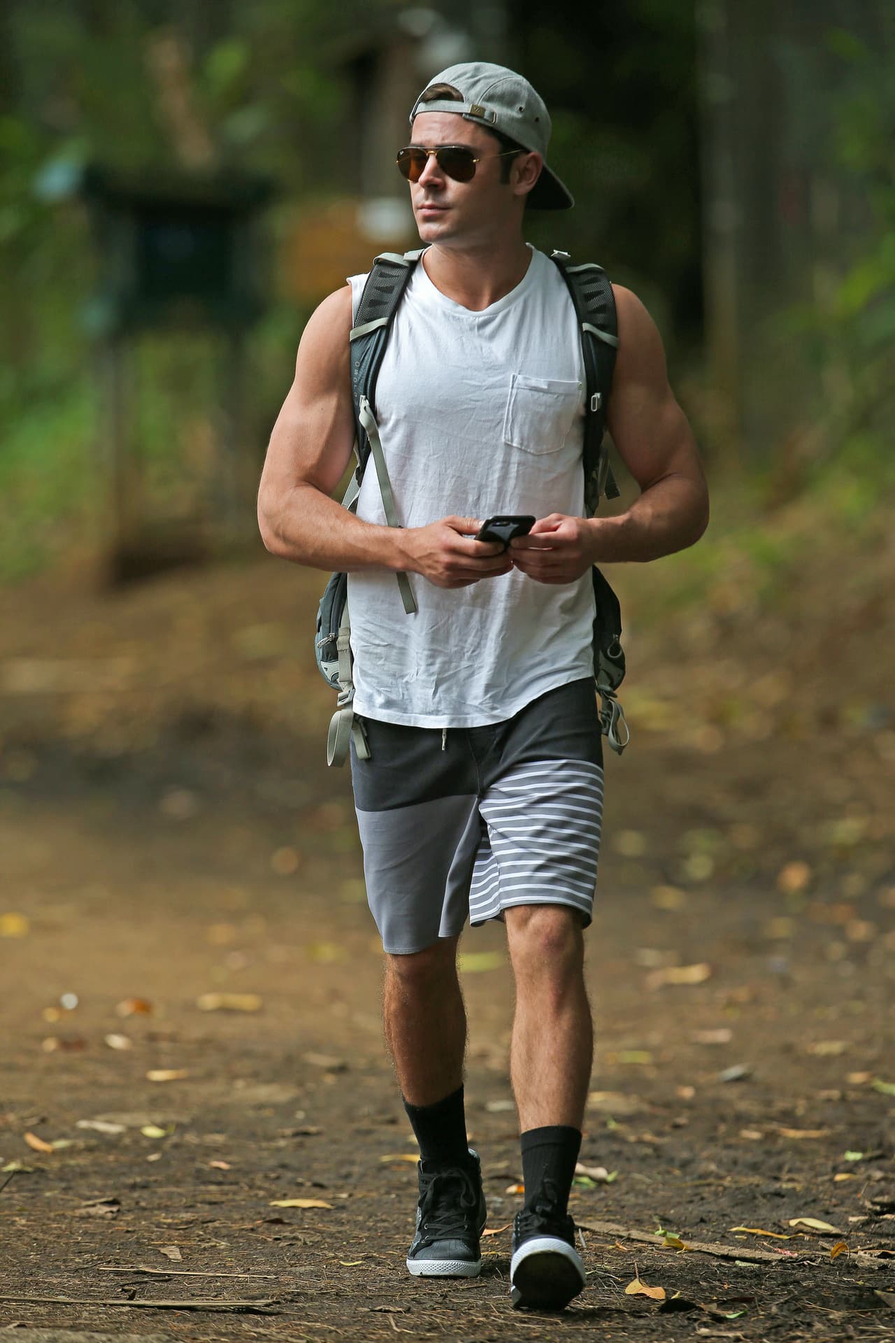 Tanta visita al gimnasio le ha dado muy buenos resultados al guapísimo Zac Efron. Con esos brazotes se antoja un buen apretón.