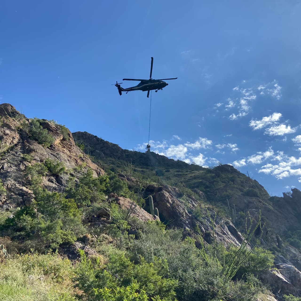 El inmigrante de nacionalidad guatamaltea quedó en un terreno de difícul acceso por lo que tuvieron que pedir asistencia del equipo en helicóptero.