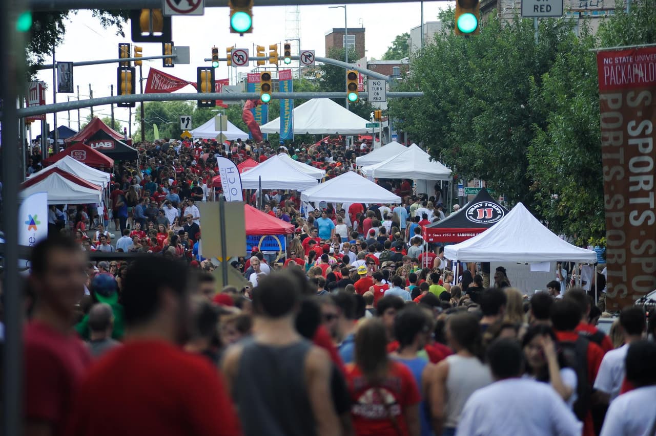 <b>Evento</b>: Packapalooza
<br>
<b>Fecha</b>: 26 de agosto
<br>
<b>Lugar</b>: North Carolina State University
<br>
<b>Sitio web</b>: 
<a href="https://packapalooza.ncsu.edu/">https://packapalooza.ncsu.edu/</a> 
<br>
<br>Esta fiesta callejera anual que dura todo el día atrae a más de 80.000 asistentes y culmina la Semana de Bienvenida Wolfpack de la Universidad Estatal de Carolina del Norte al comienzo de otro año académico. El evento gratuito y abierto al público cuenta con más de 300 puestos de vendedores a lo largo de Hillsborough St., junto con comida, música, juegos, artes y manualidades, artes visuales y escénicas y más.