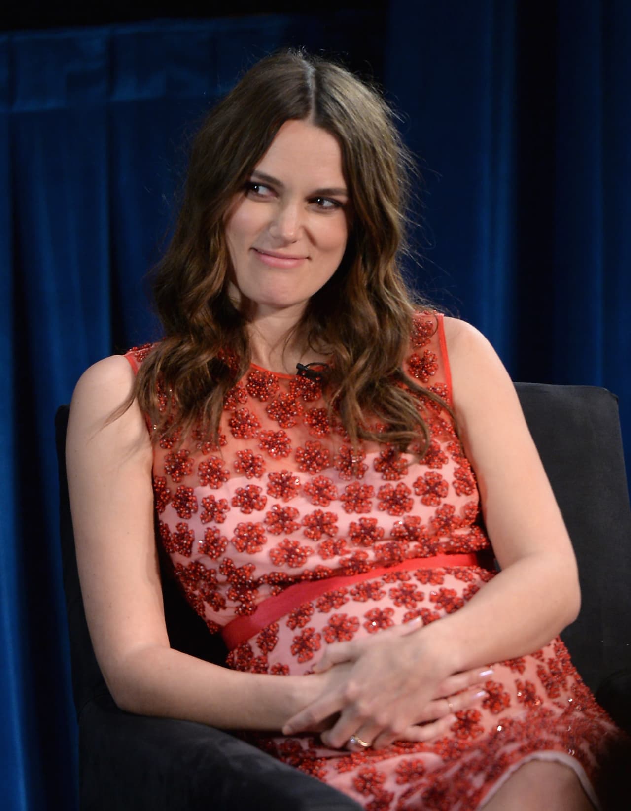 Las polémicas declaraciones fueron hechas por la actriz en el ensayo ‘The Weaker Sex’, que se publicó en el libro ‘Feminist Don’t Wear Pink and Another Lies’.
<br>