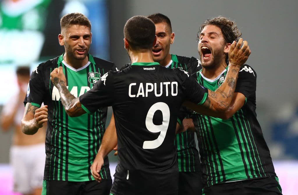 Con resultados de Hellas Verona 3-0 SPAL, Lazio 2-0 Brescia, Sampsoria 1-4 Milán, Sassuolo 5-0 Genoa, Udinese 1-2 Lecce, Fiorentina 4-0 Bologna y Torino 2-3 Roma, la penúltima jornada del futbol italiano.