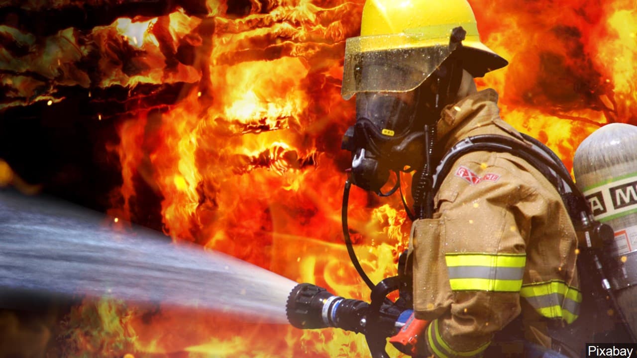 Las llamas consumieron totalmente una residencia ubicada en el 296 de la calle D de la antigua Base Ramey, en Aguadilla.