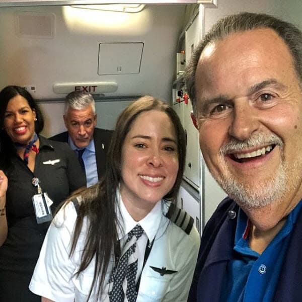 También aprovechó para saludar y tomarse una foto con los capitanes del avión y su tripulación.