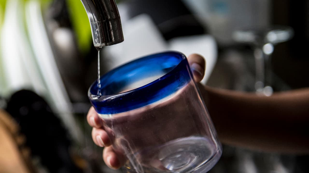 Proponen aumento del agua en Winter Springs: dueña de tintorería teme cerrar su negocio