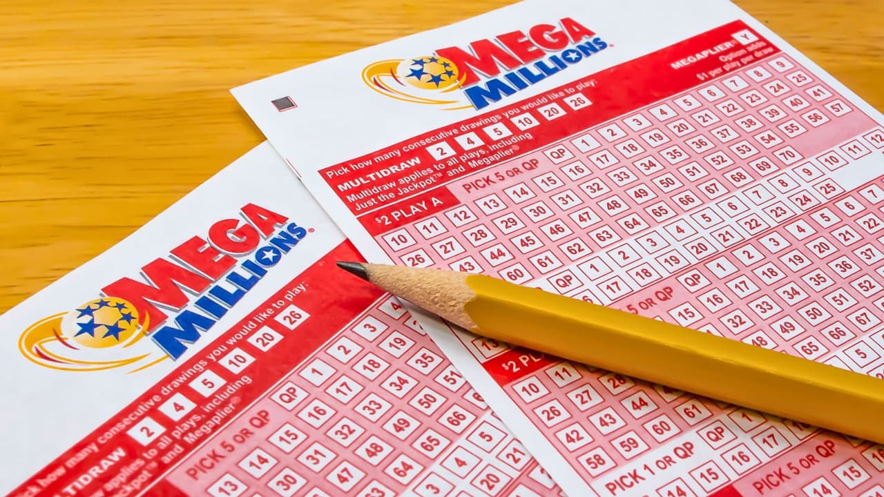 <b>La oportunidad de convertirse en millonario será más costosa para <a href="https://www.univision.com/temas/mega-millions" target="_blank">los jugadores de Mega Millions</a></b>. A partir de abril de 2025,
<b> el precio de los boletos se duplicará, pasando de $2 a $5 por jugada</b>. Esta subida fue anunciada en octubre de 2024, siendo solo 
<b>la segunda vez en la historia de Mega Millions que se ajusta el precio</b>, luego de un aumento en 2017.
