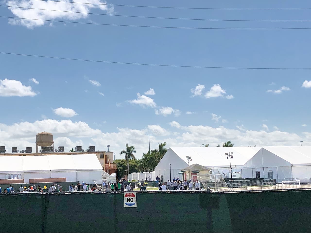 En un lado del centro de detención hay carpas donde viven los niños de 13 a 16 años. Allí, según la Administración para Niños y Familias (ACF), la organización a cargo, los niños tienen acceso a comida, ropa, educación y servicios médicos mientras son reunificados con sus familiares o patrocinadores legales en EEUU.