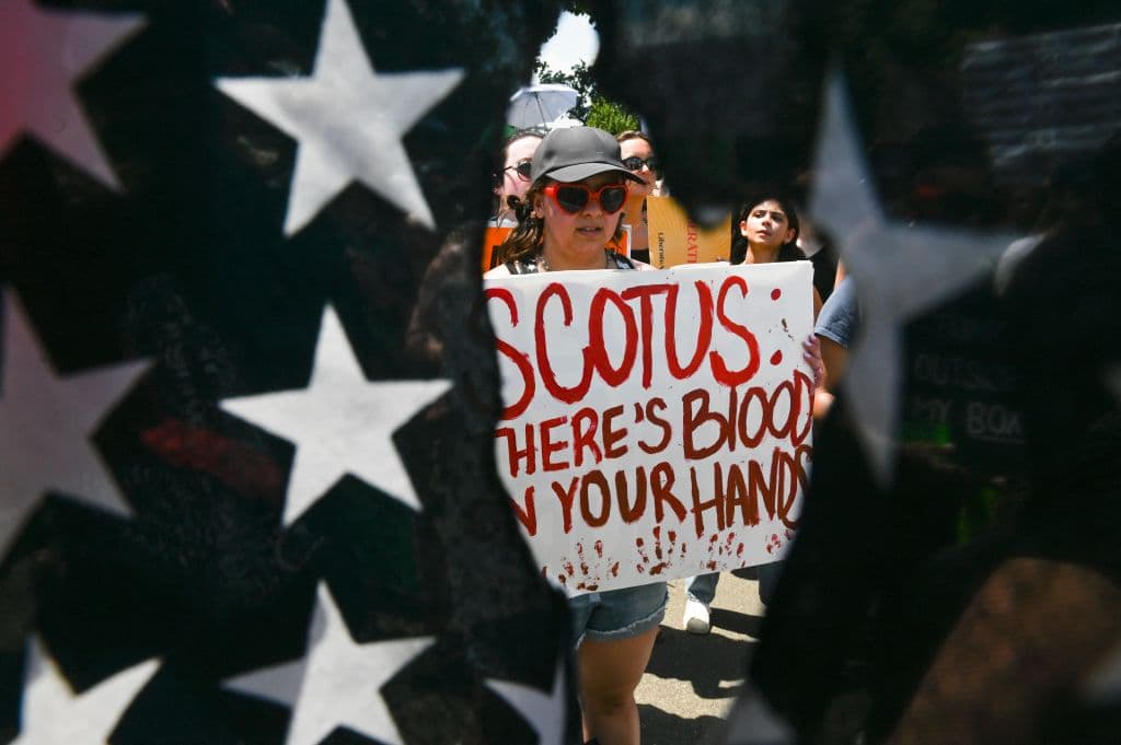 <b>"Corte Suprema: hay sangre en tus manos", </b>dice este mensaje en referencia a las muertes de mujeres que probablemente se elevarán debido a que las que decidan no continuar con un embarazo probablemente recurran a métodos ilegales que pueden ser potencialmente mortales.