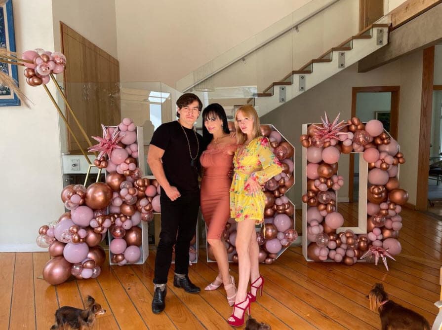 El pasado fin de semana, la actriz festejó su cumpleaños 62 y ahí la acompañaron su hijo Julián Figueroa y su nuera 'Ime' Garza, quienes 
<b><a href="https://www.instagram.com/p/CPepV0BsC59/" target="_blank">se dejaron ver juntos en el festejo.</a></b> 
<br>