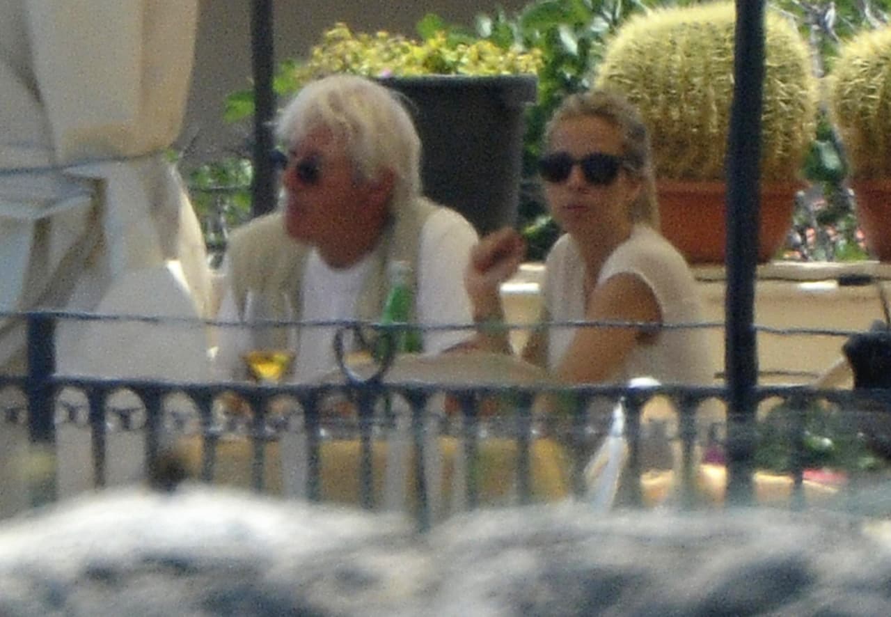 Definitivamente ella es mucho más joven que él.