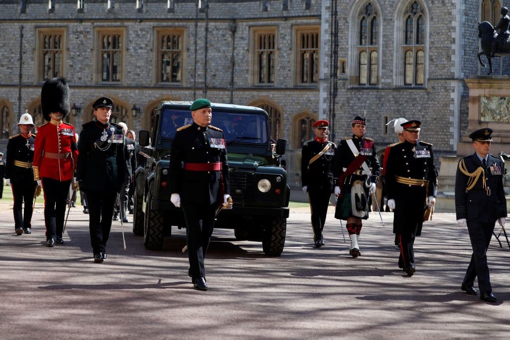 Instantes del traslado del féretro, acompañado por miembros de distintos cuerpos militares.
