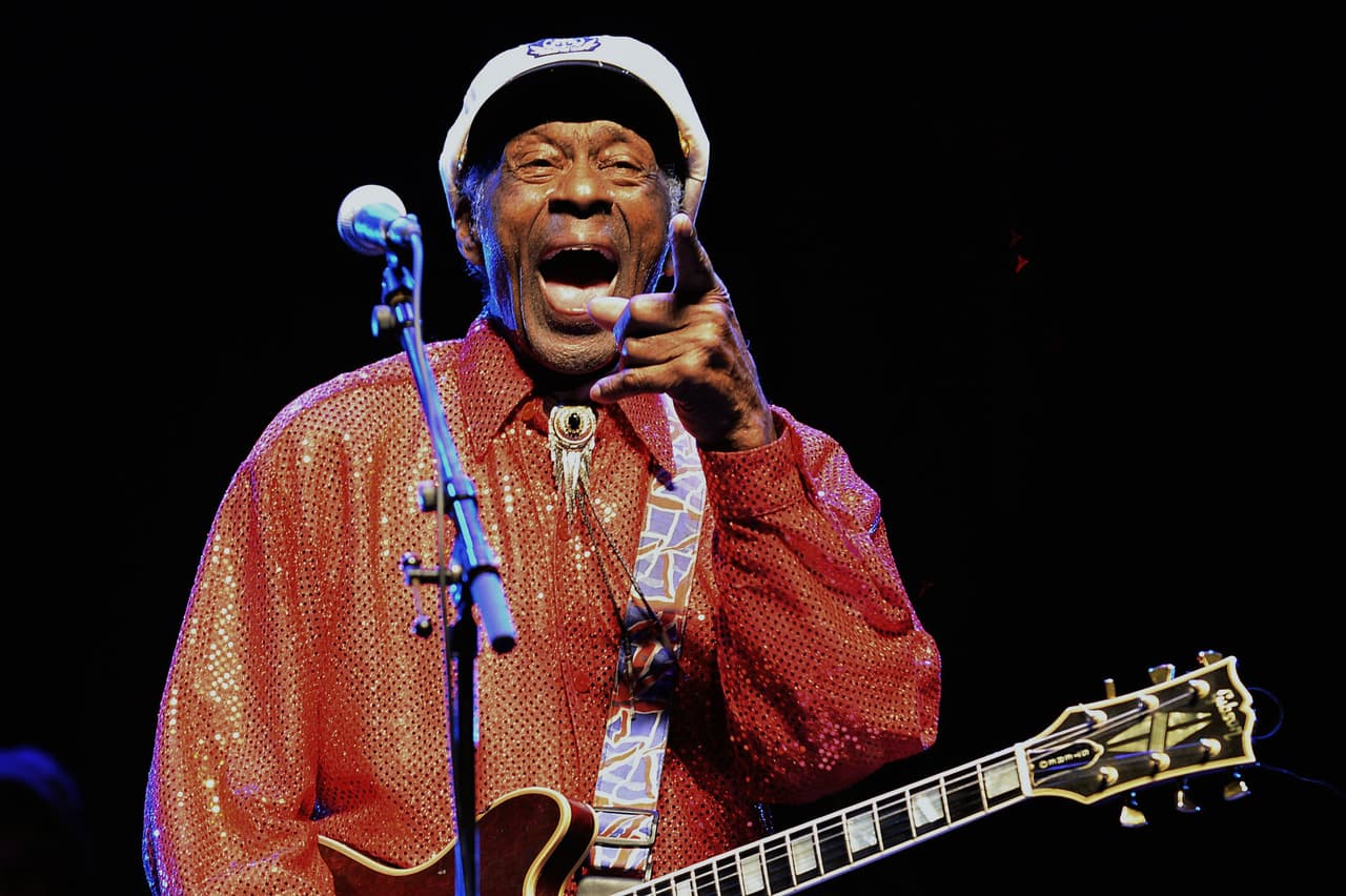 Con más de siete décadas de carrera, Chuck Berry se convirtió en una de las figuras esenciales del género, con éxitos como 'Maybellene', 'Roll Over, Beethoven', 'Rock & Roll Music' y 'Johnny B. Goode'.