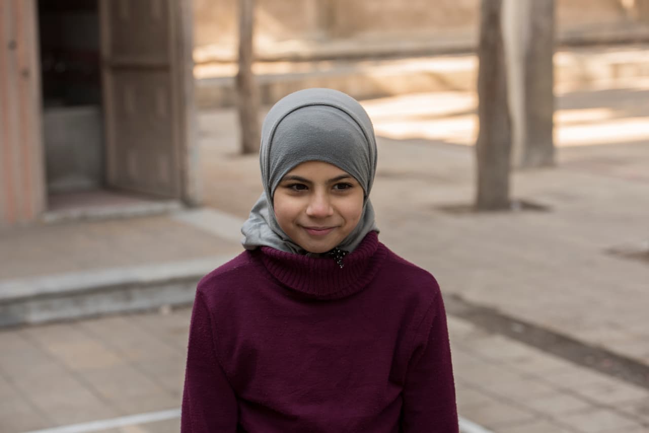 Razan, de 10 años y estudiante de quinto grado, en su escuela del barrio Al-Midan, Damasco, Siria, donde vive con su familia. La escases de agua en la ciudad, hace que solo reciban el servicio durante dos horas cada tres o cuatro días. "Tenemos miedo de que el agua esté sucia porque mi padre se enfermó hace unos días", dice Razan, "después de recoger agua en bidones y botellas, ayudo a mi madre a hervirla para asegurnos de que esté limpia". 10 de enero de 2017.