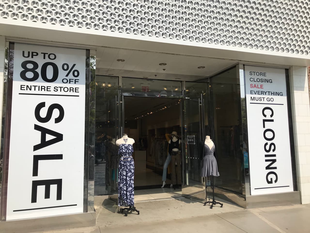 Otros negocios sencillamente están liquidando o por lo menos eso es lo que ofrecen sus anuncios de descuentos de hasta 80% menos en los precios de algunos artículos.