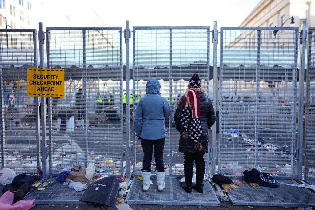 La acumulación de desperdicios ocurrió después de que miles de personas se reunieran para presenciar los eventos relacionados con la ceremonia de investidura presidencial.